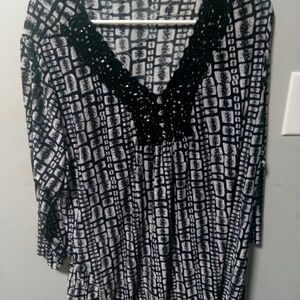 Tanjay womens plus size black and white print top. 3/4 sleeves. Size 2X